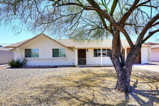 Building Photo - 10537 W La Jolla Dr
