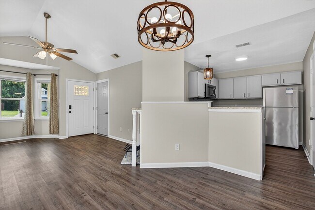 Building Photo - Charming 2Bed Near Piney Green & Camp Lejeune