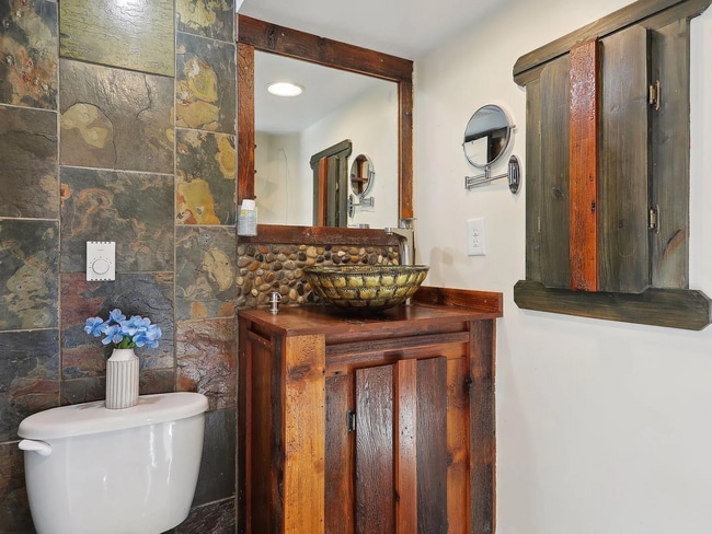 Building Photo - Updated 3 Bed | 1 Bath W/ Private Fenced Y...