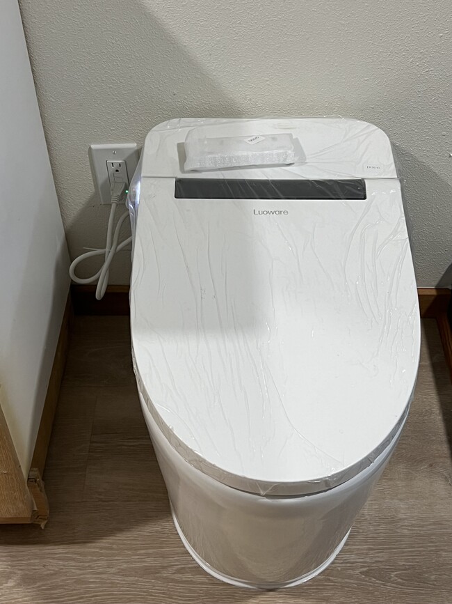 Smart toilet with heated seat bidet and autoflushes - 23007 NE 61st St