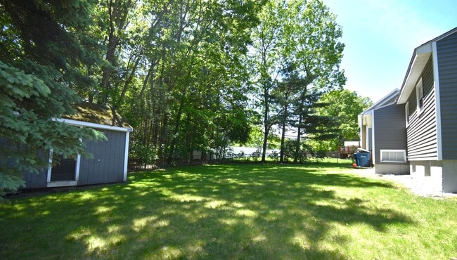 Building Photo - Impeccably maintained & updated 3 bedroom ...