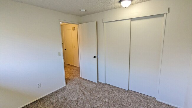 Building Photo - 2 bedroom 1 bath duplex