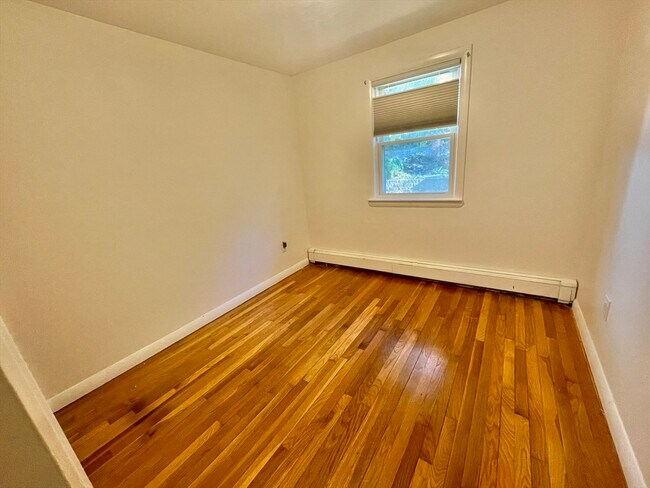 Building Photo - 204 Hartford St