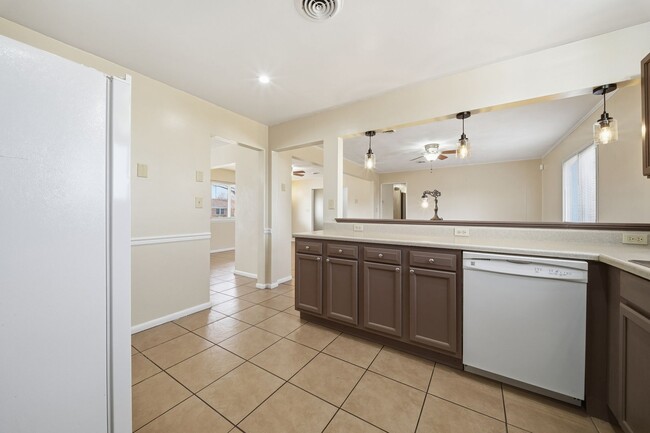 Building Photo - Spacious 4 bedroom/2 Bath Ranch Style Home