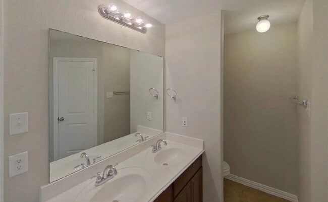 Building Photo - Stylish 3-Bedroom Residence Perfect for Family Living