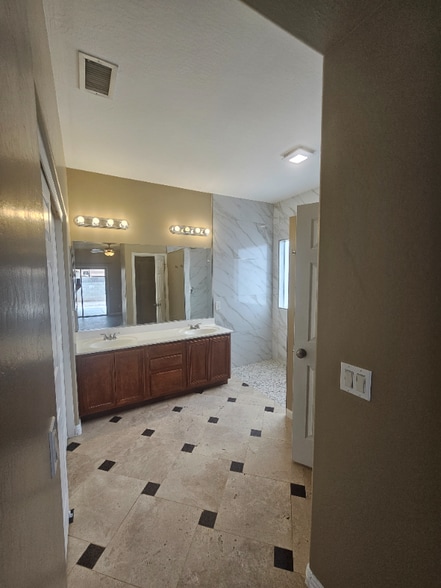 Building Photo - 5623 S 54th Dr