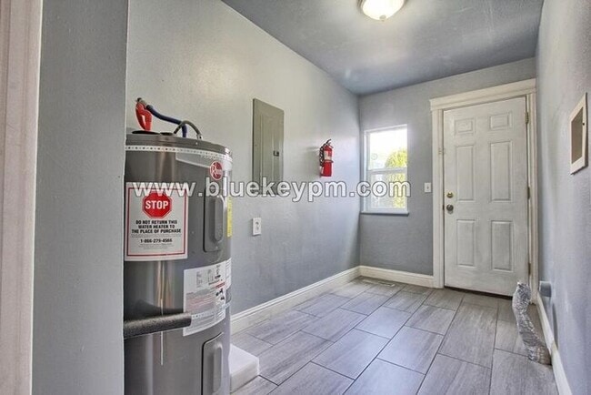 Building Photo - 3 Bed, 2 Bath Home Near Mill City Park in Portland