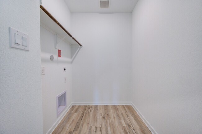 Building Photo - 3330 Meadknoll Ln