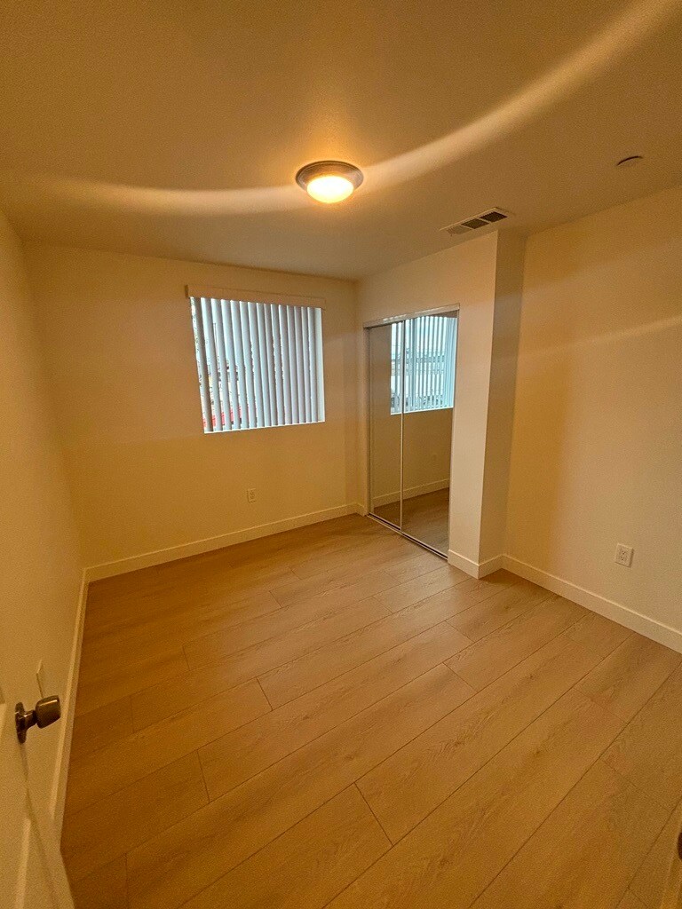 Building Photo - 438 W 71st St