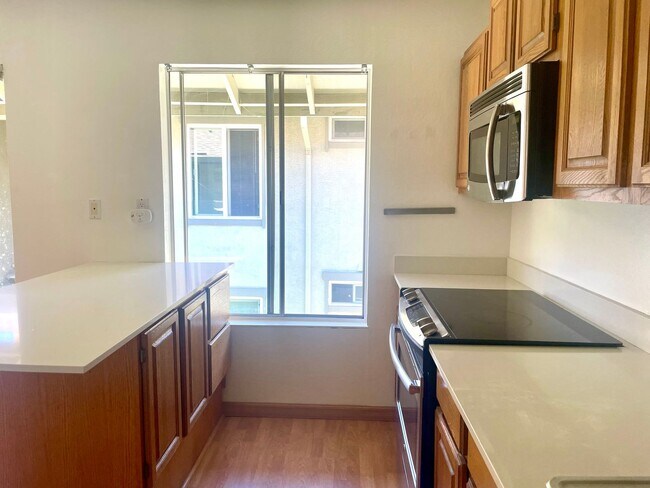 Building Photo - 1 Bedroom Condo Near Downtown WC