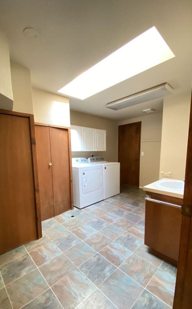 Building Photo - Spacious Four bedroom home in Post Falls