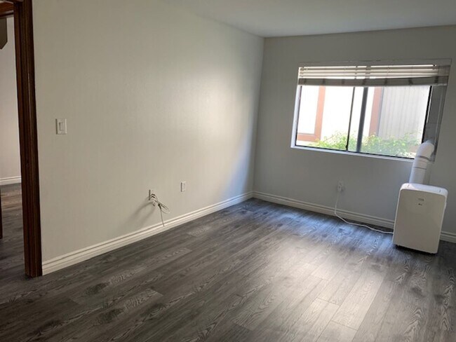 Building Photo - Los Caballeros #211