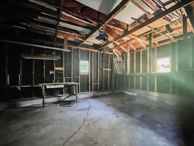 Building Photo - Charming 2 Bedroom Home with Great Storage...