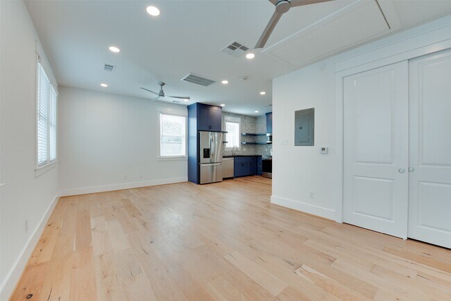 Building Photo - 425 W 21st St