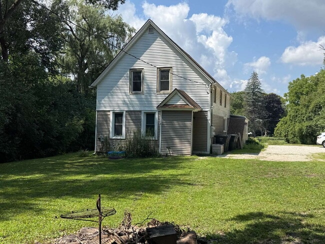 Building Photo - Large 2 bedroom, 1 bath for rent.
