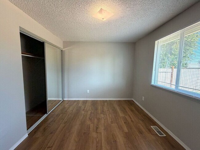 Building Photo - 410 Crona St