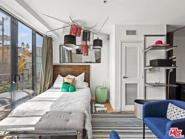 Building Photo - 815 Hampton Dr