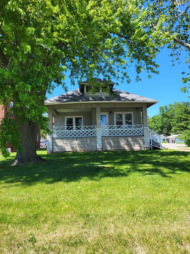 Building Photo - 744 River Dr