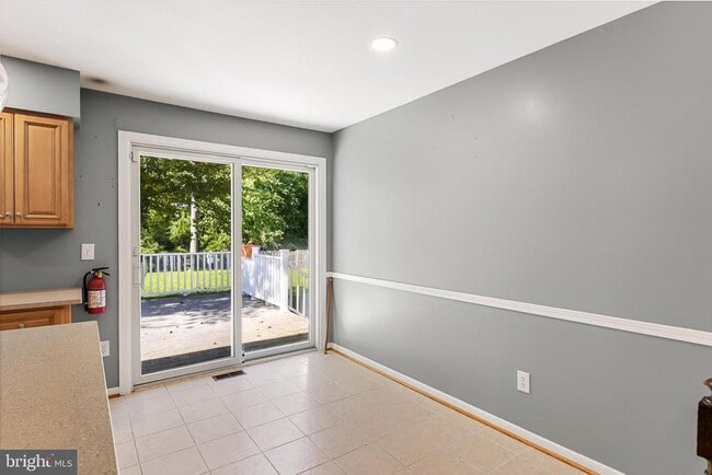 Building Photo - 18 Lakeview Dr