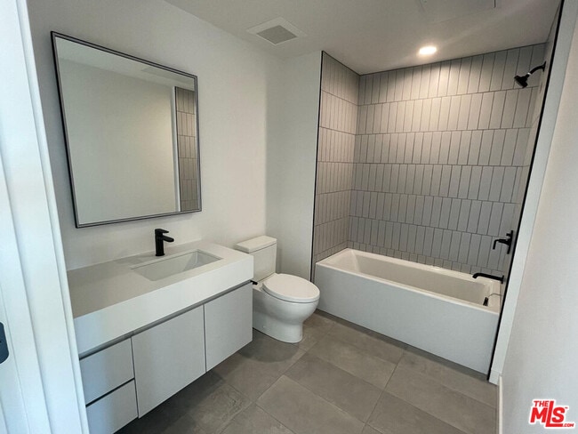 Building Photo - 904 S New Hampshire Ave