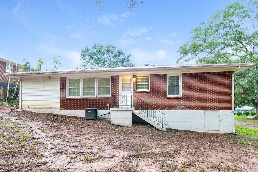 Building Photo - 3135 Robin Rd