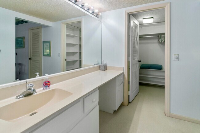 Building Photo - 17110 Waterbend Dr