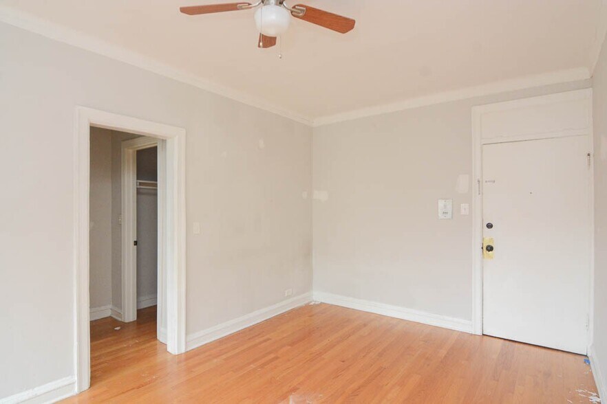 Building Photo - 4644 N Paulina St