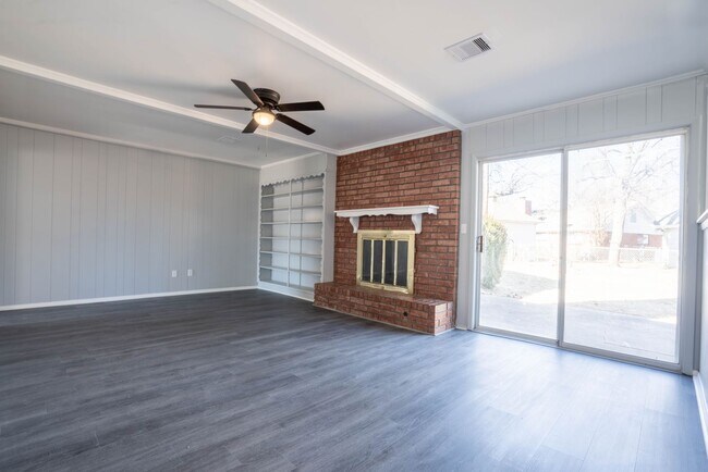 Building Photo - 4 Bedroom Home Available For Immediate Move In!!