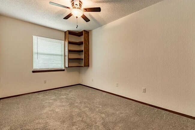 Building Photo - 722 W Perry Dr