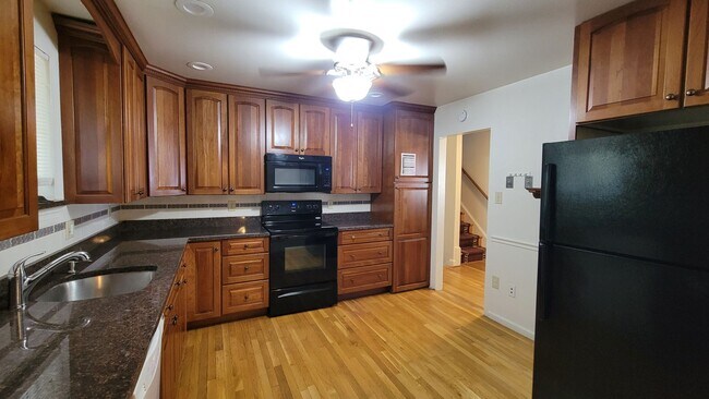 Building Photo - Spacious 4 Bed 3 Bath Home With Fully Fenced Yard In Amenity-Rich Kings Park West