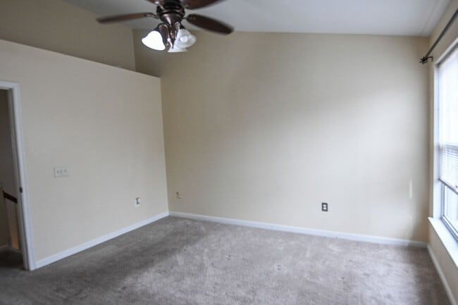 Building Photo - Seven Oaks Townhouse