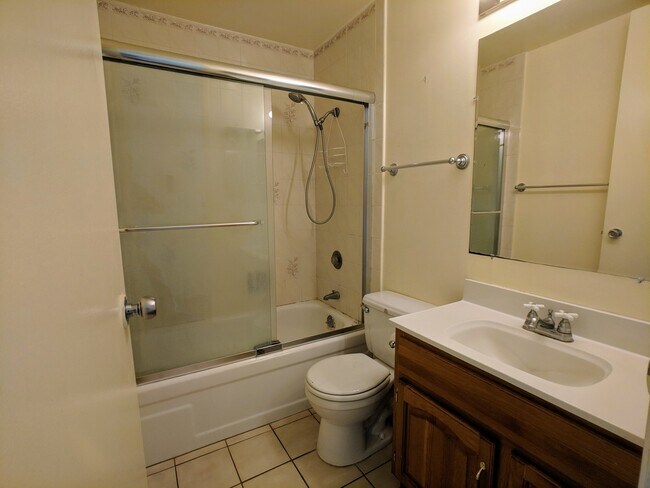 Building Photo - Penthouse 1 BR 1 BA with 1-PRKG and Ala Wa...