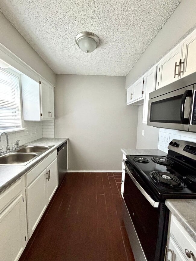 Building Photo - One bedroom, Two Car Garage