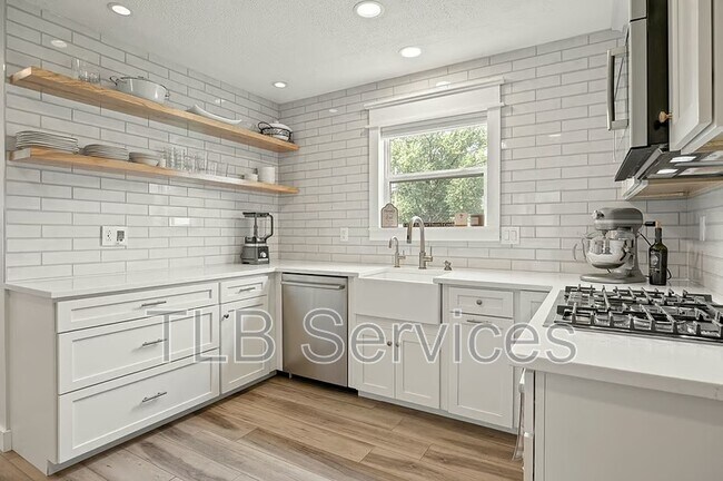 Building Photo - 7938 Elm Dr