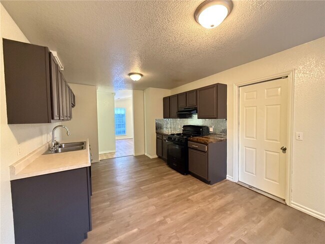 Building Photo - 854 Tamarack St