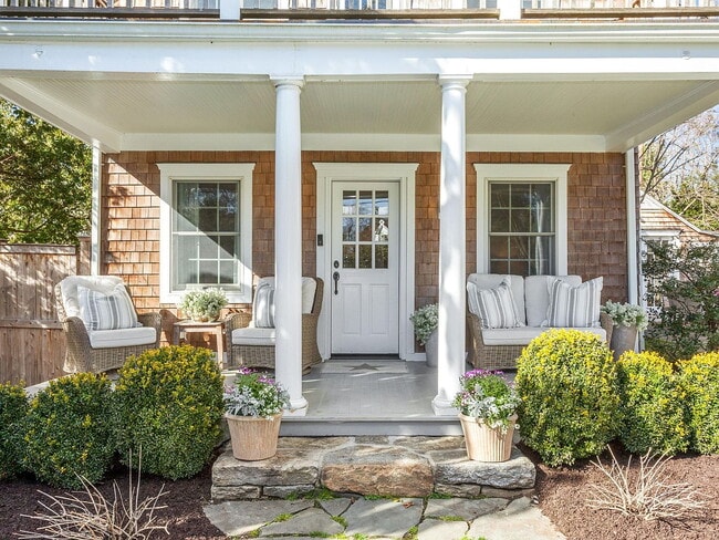 Building Photo - 4-Bed Oasis in Old Greenwich - Spacious 1,829 Sq Ft with 2 Full Baths!"