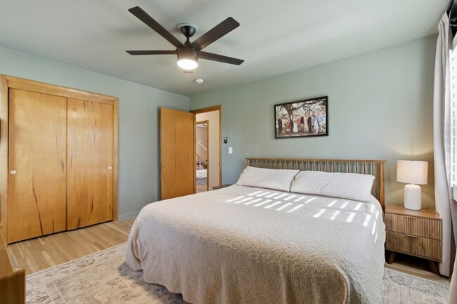 Building Photo - 2820 Donna Hill Dr