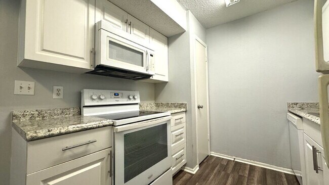 Building Photo - 1600 Big Tree Rd