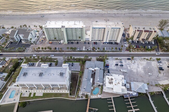 Building Photo - Gorgeous 2/2 condo at Indian Shores