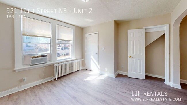 Building Photo - THREE Newly Renovated One Bedroom Apartmen...