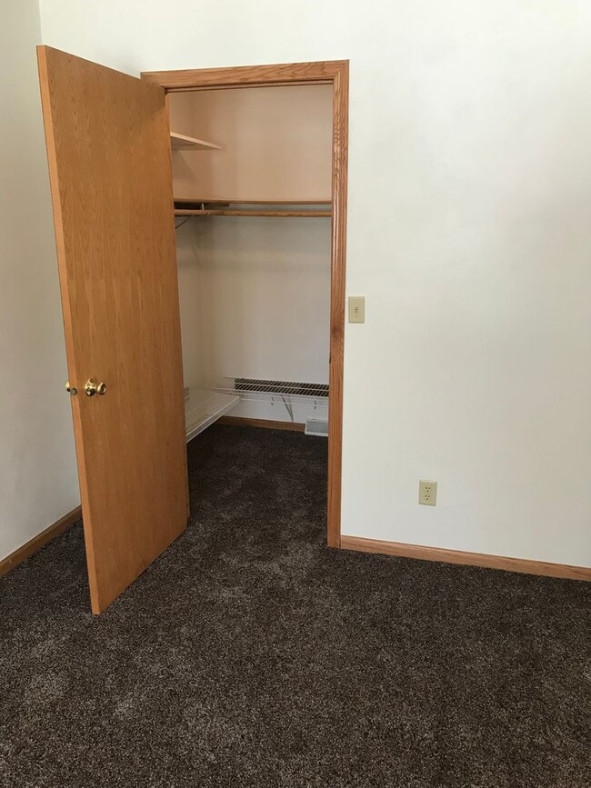 Building Photo - 1031-1033 Pleasantview