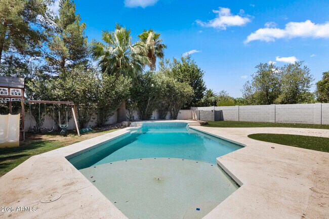 Building Photo - 5449 E Larkspur Dr
