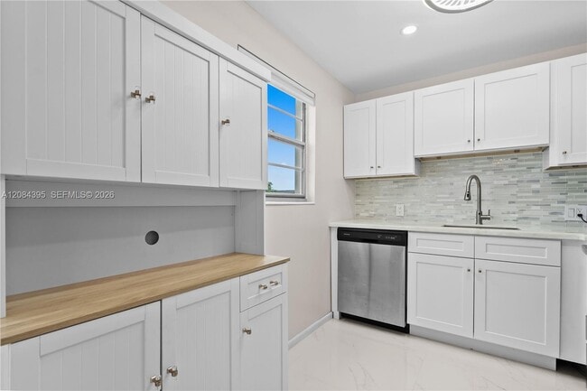 Building Photo - 523 Fanshaw M
