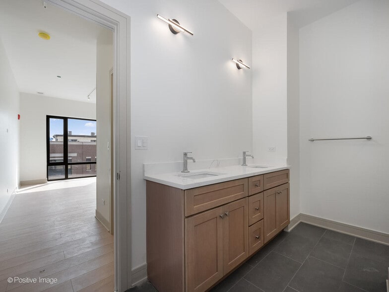 Building Photo - 3202 N Racine Ave