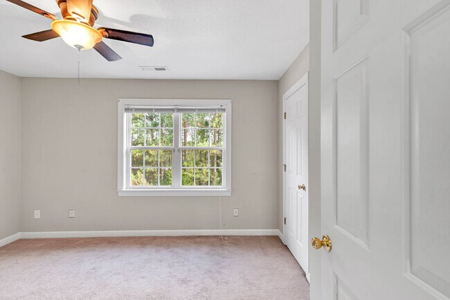 Building Photo - 300 Streamwood Dr