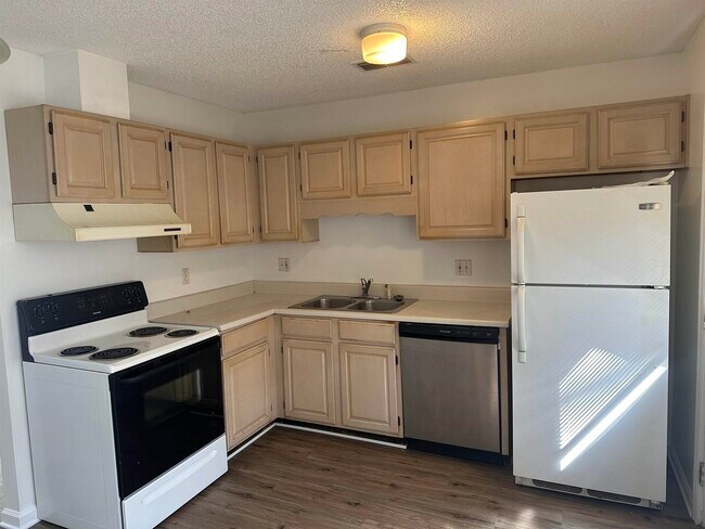Building Photo - 1571 Coombs Dr