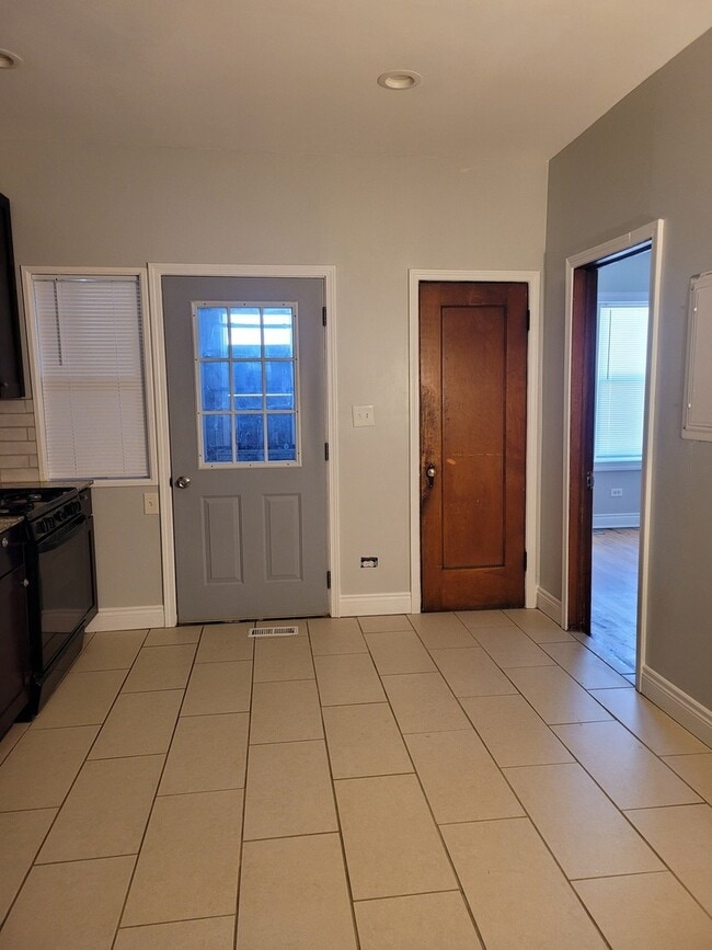 Building Photo - 6652 S Rockwell St