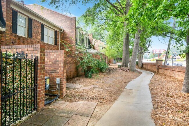 Building Photo - 1 Pendleton Pl NE