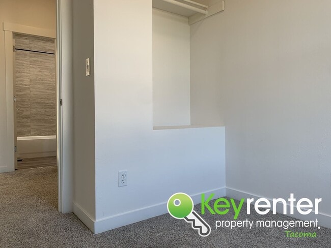 Building Photo - Newly Remodeled Centrally Located Tacoma H...