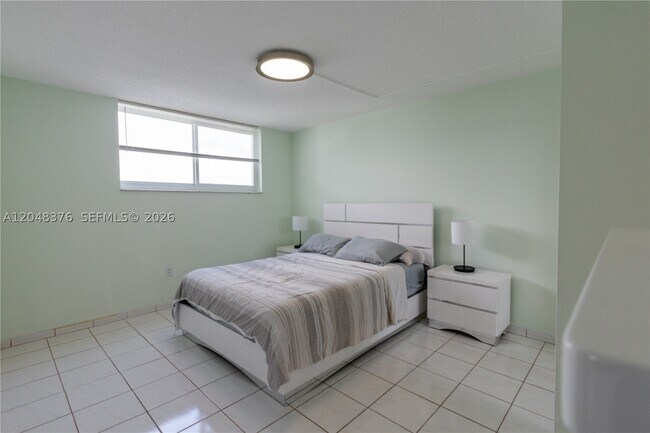 Building Photo - 1750 James 7L